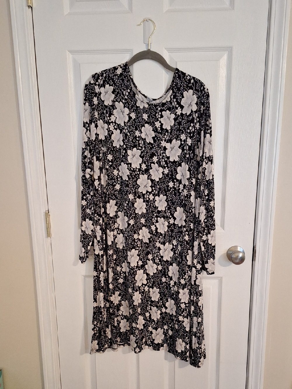 Old Navy Black and White Floral Long Sleeve Dress